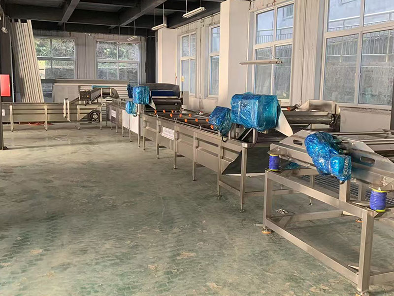 陜西果蔬脆片低溫油炸加工現(xiàn)場 陜西果蔬脆片低溫油炸加工現(xiàn)場