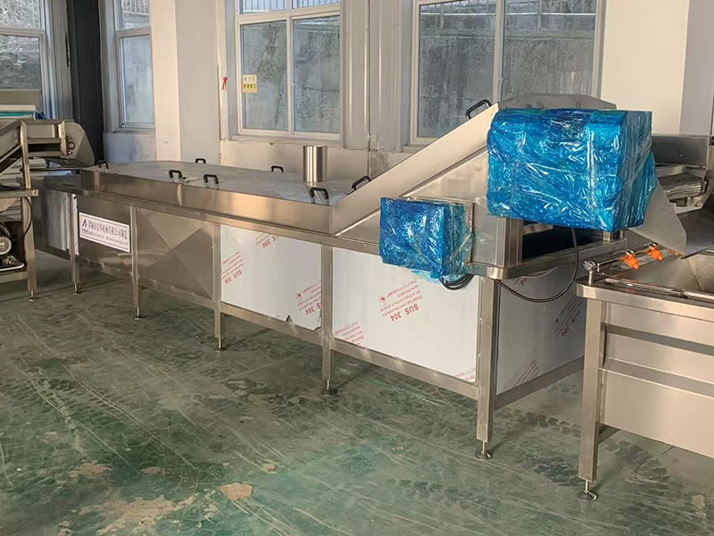 陜西果蔬脆片低溫油炸加工現(xiàn)場 陜西果蔬脆片低溫油炸加工現(xiàn)場